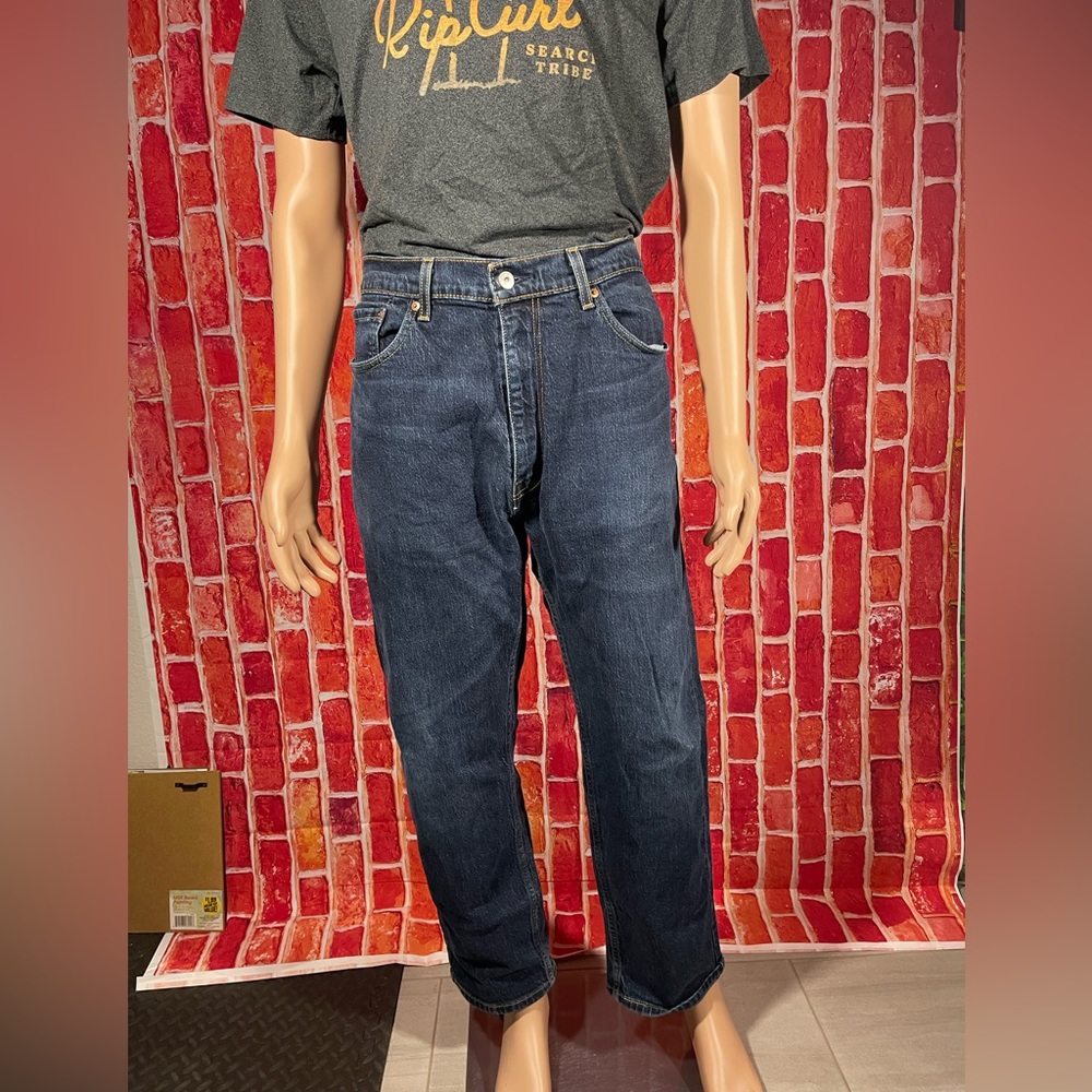 LEVI 505 jeans.